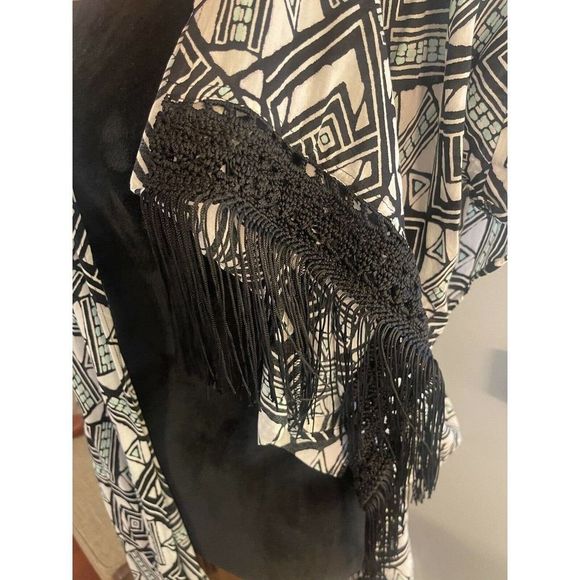 Victorias Secret Size XS Kimono Shaw Fringe Bottom Geometric Lightweight - Picture 4 of 6